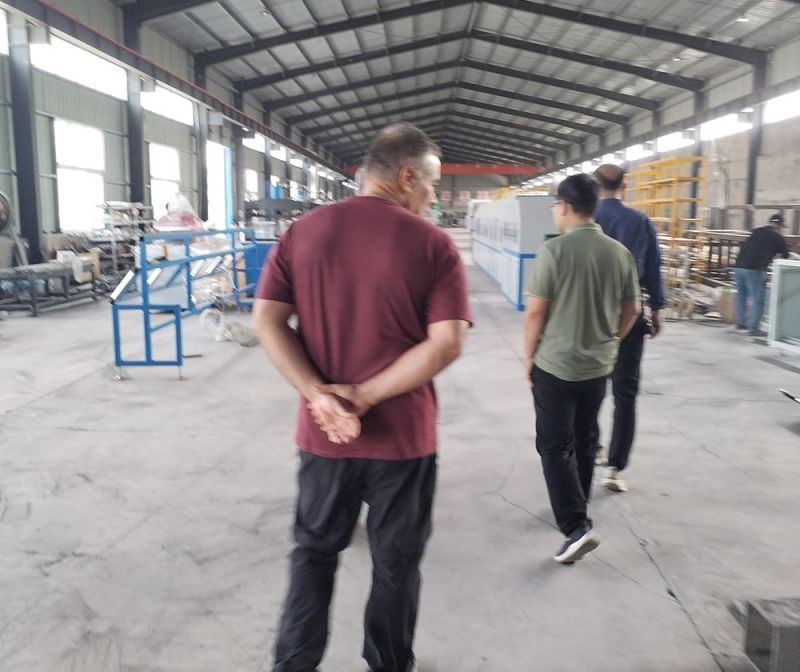 國外客戶到河南金偉自動(dòng)化設(shè)備有限公司車間參觀